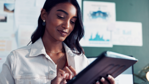 Business owner monitoring KPIs to optimise working capital.